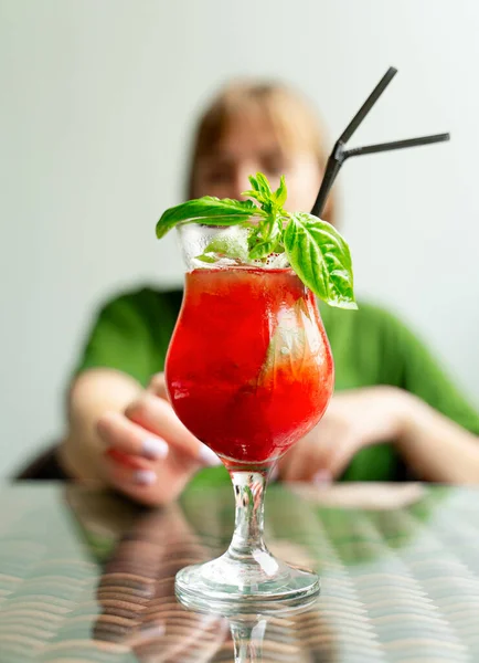 Flicka Sträcker För Ett Glas Uppfriskande Jordgubbsbasilika Cocktail Porträttorientering — Stockfoto