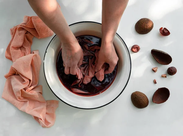 Frauenhandtuch Topf Mit Natürlichem Avocado Farbstoff Zutaten Und Rosa Textilien — Stockfoto