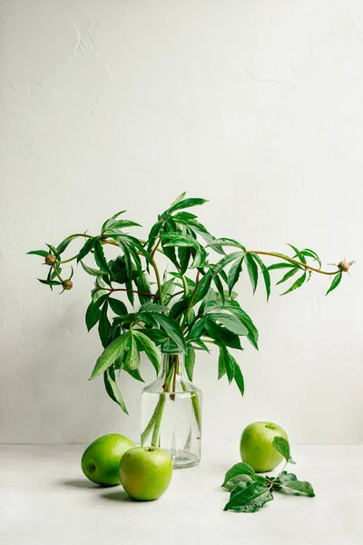 Сучасне Натюрморт Букетом Квітів Вазі Трьома Зеленими Яблуками Білому Тлі — стокове фото
