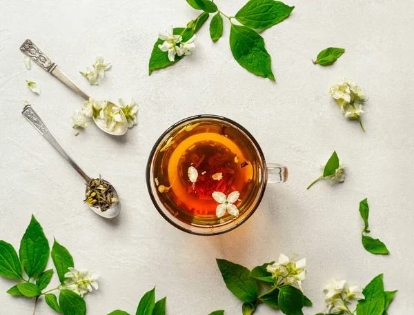 Świeżo Parzona Zielona Herbata Szklanym Kubku Kwiatach Jaśminu Liściach Płaski — Zdjęcie stockowe