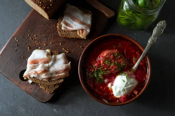 Comida Tradicional Rusa Sopa Borscht Tocino Ahumado Pan Centeno Sobre — Foto de Stock