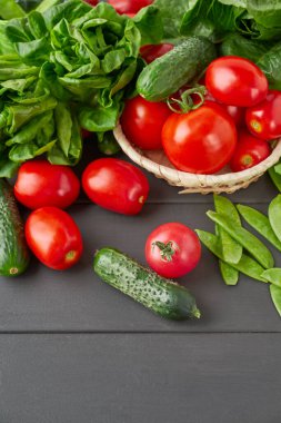 Taze salatalık, domates, yeşil bezelye ve ahşap masada Boston salatası. Sağlıklı / vejetaryen / vegan diyet kavramı. Üst Manzara. Kopyalama alanı olan dikey resim