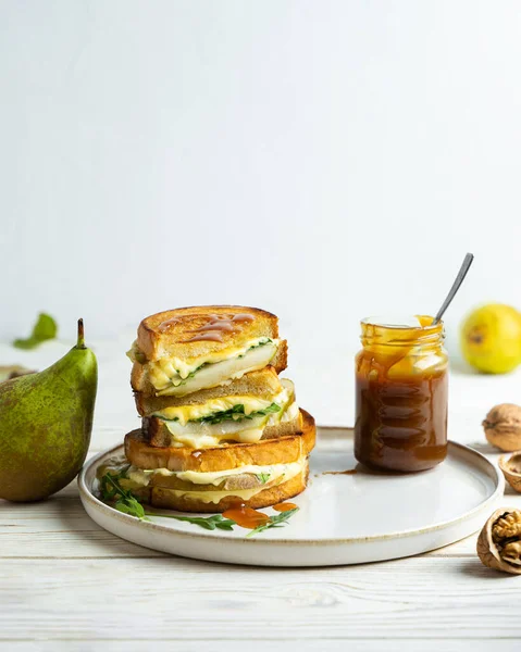 Queijo Caseiro Derreter Sanduíche Com Peras Arugula Servido Com Molho — Fotografia de Stock