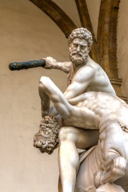 Hecules Nessus Centauer heykel Loggia dei Lanza Piazza della Signoria Floransa İtalya. Herkül'ün heykelleri 1599 Giambologna tarafından oluşturulmuş.