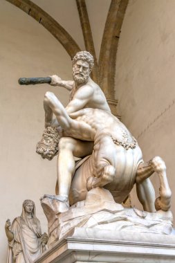 Hecules Nessus Centauer heykel Loggia dei Lanza Piazza della Signoria Floransa İtalya. Herkül'ün heykelleri 1599 Giambologna tarafından oluşturulmuş.