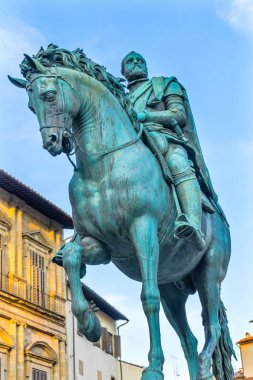 Cosimo 1 Medici atlı heykeli anıt Piazza della Signoria Floransa Toskana İtalya. 1594 Giambologna tarafından oluşturulan heykel.