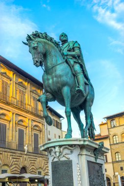 Cosimo 1 Medici atlı heykeli anıt Piazza della Signoria Floransa Toskana İtalya. 1594 Giambologna tarafından oluşturulan heykel.