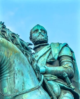Cosimo 1 Medici atlı heykeli anıt Piazza della Signoria Floransa Toskana İtalya. 1594 Giambologna tarafından oluşturulan heykel.