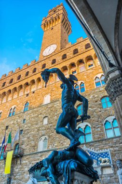 Perseus Medusa Heykeli Loggia dei Lanza Piazza della Signoria Palazzo Vecchio Floransa İtalya. Perseus heykeli Benvenuto Cellini 'nin 1500' lü yıllarını yarattı..