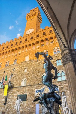 Perseus Medusa heykeli Loggia dei Lanza David Herkül heykeller Piazza della Signoria Palazzo Vecchio Floransa İtalya. Perseus heykelini 1500'lerden Benvenuto Cellini tarafından oluşturulmuş.