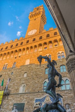 Perseus Medusa Heykeli Loggia dei Lanza Piazza della Signoria Palazzo Vecchio Floransa İtalya. Perseus heykeli Benvenuto Cellini 'nin 1500' lü yıllarını yarattı..