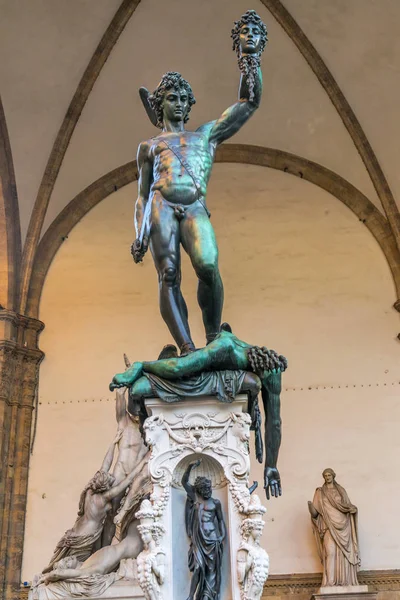 Статуя Персея Медузы Loggia Dei Lanza Piazza Della Signoria Florence — стоковое фото