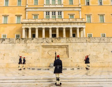 Atina, Yunanistan - 5 Mart 2018 Guard mezar, bilinmeyen asker Syntagma Meydanı'na Parlamentosu Atina Yunanistan önünde değiştirme. Evzones Cumhurbaşkanlığı Muhafız askerleri.