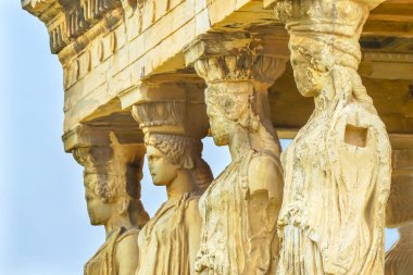 Sundurma Caryatids Harabeleri tapınak Erechtheion Acropolis Atina Yunanistan. Yunan bakirelerin sütunlar Erechtheion Tapınağı eski Atina kralı için. Akropolis Atina sembolüdür