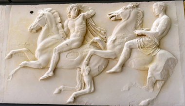 Atina, Yunanistan - 5 Mart, 2018 erkekler atlar Parthenon Tapınağı Akropol Atina Yunanistan paneli. Parthenon Tapınağı M.ö. 438 oluşturulur ve antik Yunan sembolüdür. Üst Parthenon şimdi Acropolis Museum panelleri. 