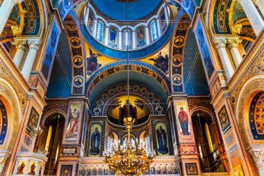 Atina, Yunanistan - 5 Mart 2018 Büyükşehir bazilikanın kubbe katedral Atina Yunanistan. 1842 yılında inşa edilmiş Atens Ana Rum Ortodoks Kilisesi 