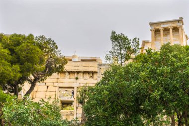 Tapınak Athena Nike Propylaea eski giriş ağ geçidi zeytin ağaçları kalıntıları Acropolis Atina Yunanistan 420 M.ö. inşa 432 M.ö tapınakta sona erdi inşaa yılı Yunanca Nike zafer demektir..
