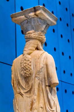 Atina, Yunanistan - 5 Mart 2018 orijinal Caryatid Harabeleri tapınak Erechtheion Acropolis Akropolis Müzesi Atina Yunanistan. Eski Atina Kralı için Yunan bakirelerin sütunları Erechtheion Tapınağı.