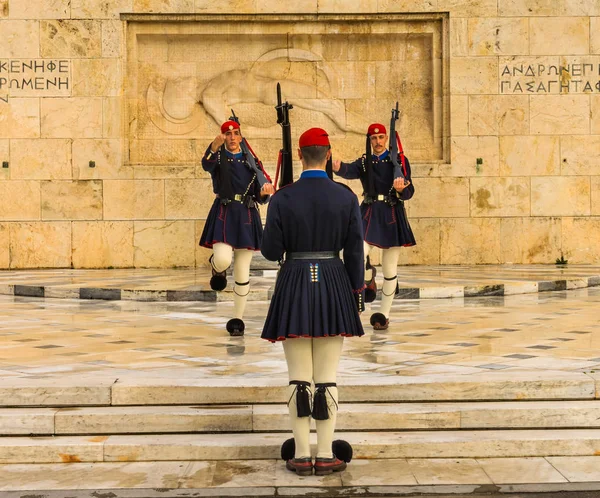 Atina, Yunanistan - 5 Mart 2018 Guard mezar, bilinmeyen asker Syntagma Meydanı'na Parlamentosu Atina Yunanistan önünde değiştirme. Evzones Cumhurbaşkanlığı Muhafız askerleri.