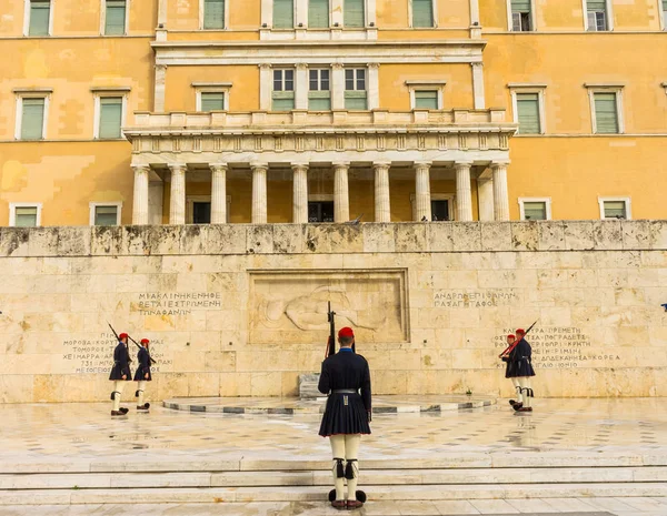 Atina, Yunanistan - 5 Mart 2018 Guard mezar, bilinmeyen asker Syntagma Meydanı'na Parlamentosu Atina Yunanistan önünde değiştirme. Evzones Cumhurbaşkanlığı Muhafız askerleri.