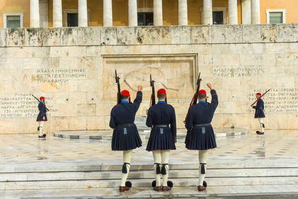 Atenas Grécia Março 2018 Evzones Presidential Guard Tomb Unknown Soldiers — Fotografia de Stock