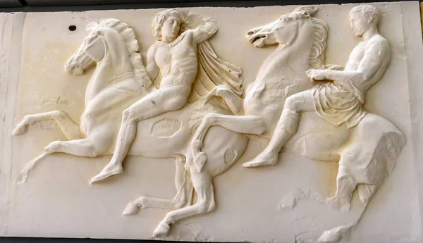 Atina, Yunanistan - 5 Mart, 2018 erkekler atlar Parthenon Tapınağı Akropol Atina Yunanistan paneli. Parthenon Tapınağı M.ö. 438 oluşturulur ve antik Yunan sembolüdür. Üst Parthenon şimdi Acropolis Museum panelleri. 