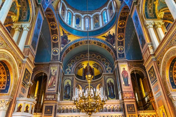 Atina, Yunanistan - 5 Mart 2018 Büyükşehir bazilikanın kubbe katedral Atina Yunanistan. 1842 yılında inşa edilmiş Atens Ana Rum Ortodoks Kilisesi 