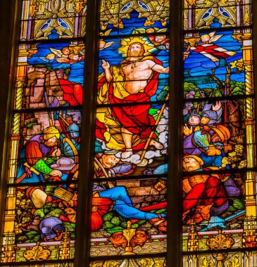Wittenberg, Almanya - 18 Mart 2018 tüm azizler Castle Castle kilise Schlosskirche Lutherstadt Wittenberg Almanya cam lekeli İsa Mesih Resurretion yükseldi. Nerede Luther 95 Tez 1517 yayınlanmıştır Protestan başlangıç. 