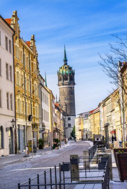 Wittenberg, Almanya - 18 Mart, 2018 kar tüm azizler Castle Castle kilise Schlosskirche Lutherstadt Wittenberg Almanya Street dükkan Restoran kapalı. Nerede Luther 95 Tez 1517 yayınlanmıştır Protestan başlangıç. 