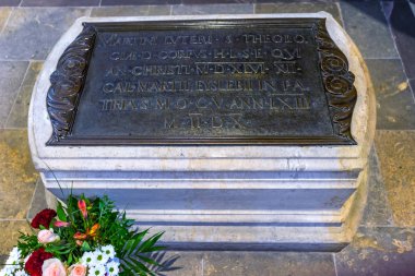 Wittenberg, Almanya - 18 Mart 2018 Martin Luther'ın tüm azizler Castle Castle kilise Schlosskirche Lutherstadt Wittenberg Almanya mezar. Nerede Luther 95 Tez 1517 yayınlanmıştır Protestan başlangıç. 