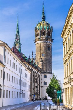 Kar Street mağazaları Restoranlar tüm azizler Castle Castle kilise Schlosskirche Lutherstadt Wittenberg Almanya kaplı. Nerede Luther 95 Tez 1517 yayınlanmıştır Protestan başlangıç. 