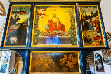Wittenberg, Almanya - 18 Mart, 2018 Cranach İsa mihrabını boyama Saint Mary'nin şehir Kilisesi Stadtkirche Lutherstadt Wittenberg Almanya. Martin Luther'ın Kilisesi. 1187 kuruldu. Cranach Yaşlı yüklü mihrabını 1547.