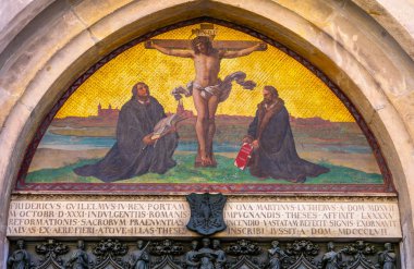 95 tezler kapı Luther İsa'nın çarmıha germe mozaik kale kilise Schlosskirche Lutherstadt Wittenberg Almanya. Kapı nerede Luther 95 Tez 1517 başlangıç Protestan Reform yayınlanmıştır. Mozaik ve kapı 1858 inşa
