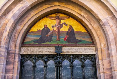95 tezler kapı Luther İsa'nın çarmıha germe mozaik kale kilise Schlosskirche Lutherstadt Wittenberg Almanya. Kapı nerede Luther 95 Tez 1517 yayınlanmıştır Protestan başlayarak. Mozaik ve kapı 1858 inşa