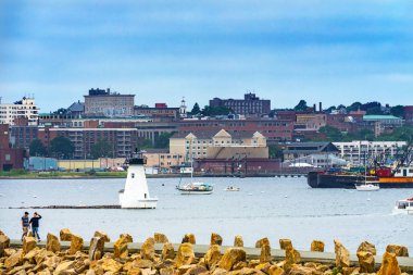 Dalgakıran giriş Lightouse yeni Bedford Harbor teknelerden akbabalar Bay Massachusetts Amerika Birleşik Devletleri. 