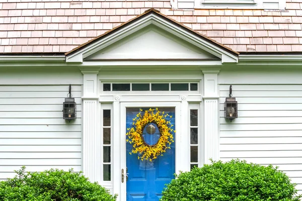 White House Blue Door Colorful Flowers Padnaram Village Dartmouth Masschusetts — Stock Photo, Image