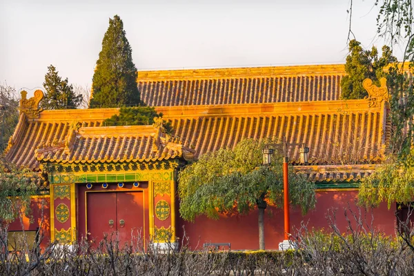 古代の黄色い建物庭景山公園北の多くのパビリオンの北京 紫禁城の一部 1179 に建てられた独立した公園 — ストック写真