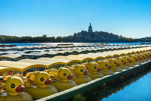 Буддійські Ступа Качка Човни Місті Beihai Озеро Парк Нефрит Квітка — стокове фото