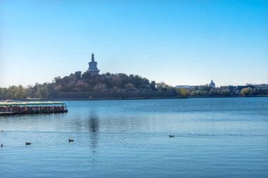 Budist Stupa tekneler Beihai Lake Park yeşim çiçek Adası Pekin Çin Beihai Park 1000ad içinde oluşturulan genel bir park olduğunu.
