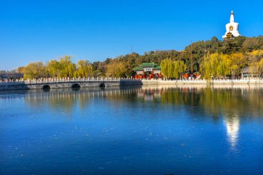 Yongan köprü Budist beyaz Stupa Dagoba kapısı yeşim çiçek Adası Pekin Çin Beihai oluşturulan Parkı 1000ad. 1600'lerde inşa stupa