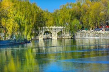 Köprü yeşil Willows yeşim çiçek Adası Pekin Çin Beihai oluşturulan Parkı 1000ad