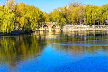 Köprü yeşil Willows yeşim çiçek Adası Pekin Çin Beihai oluşturulan Parkı 1000ad