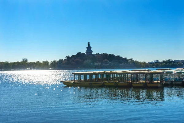 仏教の仏舎利塔ボート北海湖公園玉花島北京中国の北海公園は 1000Ad で作成した公共の公園 — ストック写真