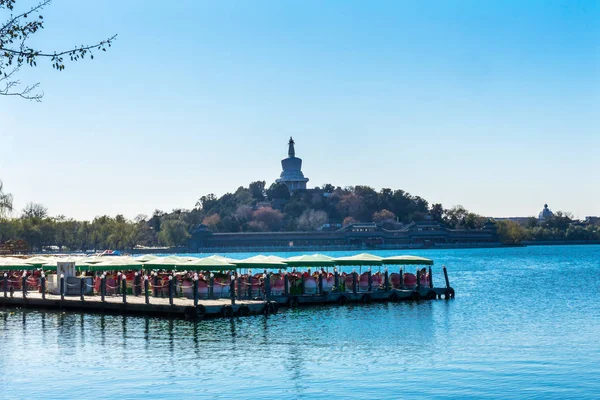 仏教の仏舎利塔ボート北海湖公園玉花島北京中国の北海公園は西暦 1000 年に作成された公共公園 — ストック写真