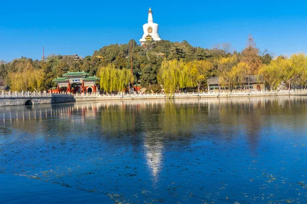 永安橋仏教白い仏舎利塔ダゴバ門玉花島北京中国北海公園作成 1000Ad 1600 年代に建てられた仏塔 — ストック写真