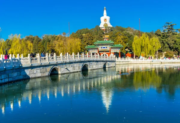 永安橋仏教白い仏舎利塔ダゴバ門玉花島北京中国北海公園作成 1000Ad 1600 年代に建てられた仏塔 — ストック写真