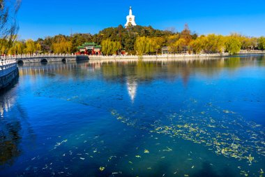 Yongan köprü Budist beyaz Stupa Dagoba kapısı yeşim çiçek Adası Pekin Çin Beihai oluşturulan Parkı 1000ad. 1600'lerde inşa stupa
