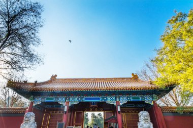 Batı girişi kırmızı Gate taş aslanlar Jingshan Parkı Pekin, Çin. Yasak Şehir, daha sonra parçası ayrı bir park, 1179 inşa.