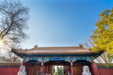 Batı girişi kırmızı Gate taş aslanlar Jingshan Parkı Pekin, Çin. Yasak Şehir, daha sonra parçası ayrı bir park, 1179 inşa.