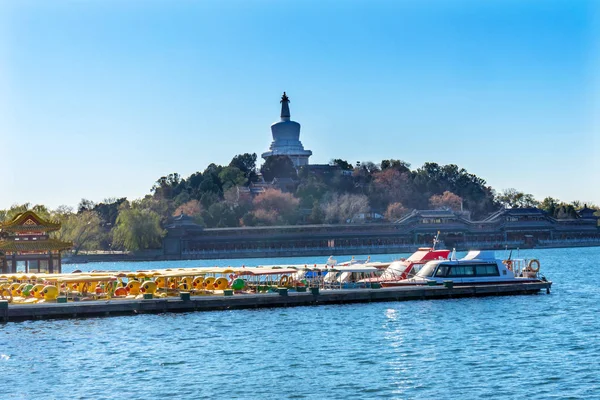 仏教の仏舎利塔ボート北海湖公園玉花島北京中国の北海公園は西暦 1000 年に作成された公共公園 — ストック写真